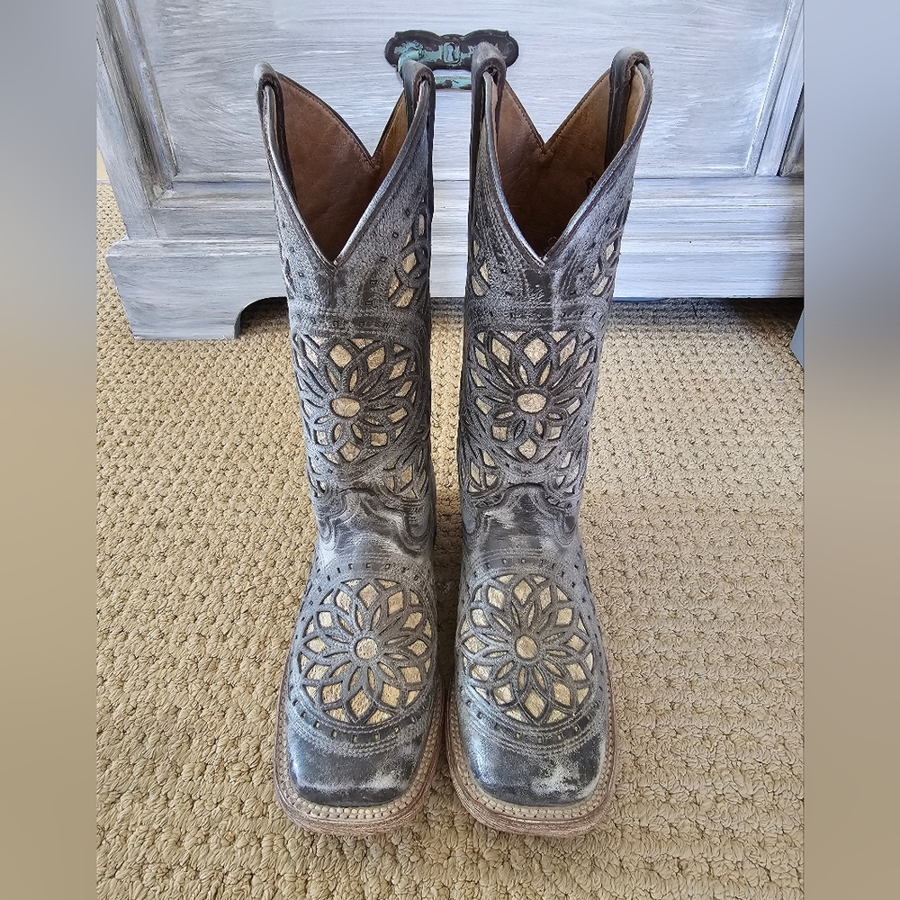 Ferrini Woman's Western Boots. GORGEOUS! Only worn once. Size 6.5 B